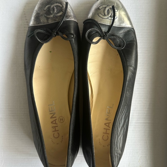 CHANEL CC Two-Tone Black and Silver Ballerina Flats EU 38.5 - Picture 1 of 3